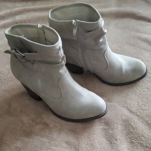 🌕 London Rebel Size 9 Ankle/Slouch Boots in Cream/Gray w/Silver Hardware